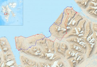 Červená = cesta z Longyearbyenu do Barentsburgu (68km), modrá = cesta zpět do Longyearbyenu (52km). Body značí místa noclehu