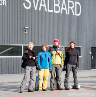 Počáteční nadšení výpravy, letiště Longyearbyen