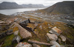 Pohled na Longyearbyen od části lanovky