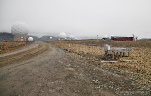 Stoupáme nad Longyearbyen k výzkumné stanici. Spousta golfových míčků okolo