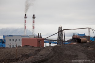 Polední pohled na Barentsburg a jeho nezapomenutelný ležák "Krasnyj medvěd"