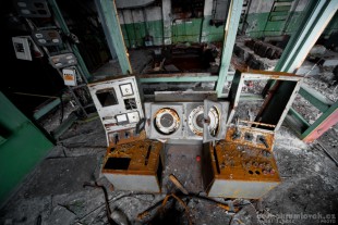 Zbytky elektrárny dolu...asi by byl drobný problém ji znovu zprovoznit